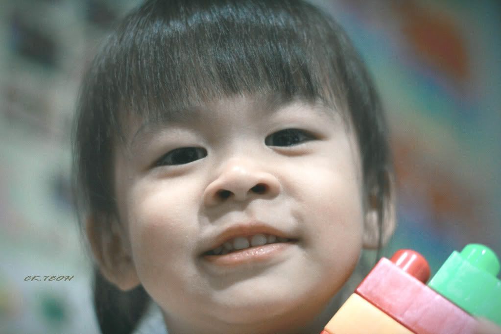 IMAGE: http://i748.photobucket.com/albums/xx125/maxteoh/VVwithtoy2.jpg